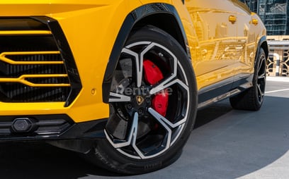 Gelb Lamborghini Urus zur Miete in Dubai 2
