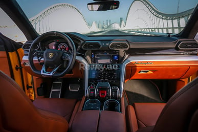 الأصفر Lamborghini Urus للإيجار في Dubai 6