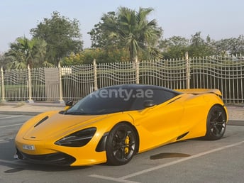 Amarillo McLaren 720 S en alquiler en Dubai 4