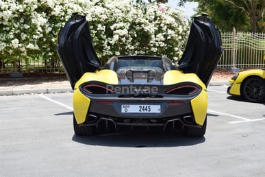 الأصفر McLaren 570S Spider للإيجار في Dubai 2