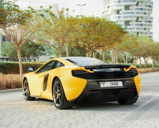 Gelb McLaren 650S Spider zur Miete in Dubai 0