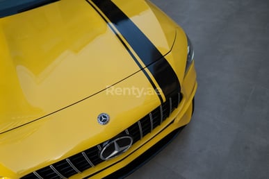 Jaune Mercedes CLA 250 en location à Abu-Dhabi 1