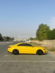 Giallo Mercedes CLA 250 in affitto a Dubai 2