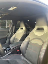 الأصفر Mercedes CLA 250 للإيجار في Abu-Dhabi 5