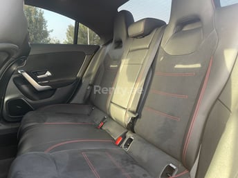 الأصفر Mercedes CLA 250 للإيجار في Dubai 6