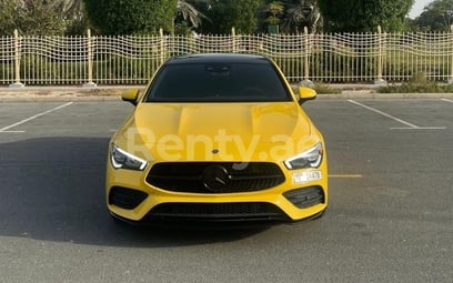 الأصفر Mercedes CLA 250 للإيجار في Dubai