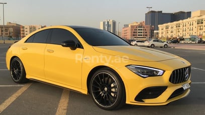 Jaune Mercedes CLA 35AMG en location à Dubai 3