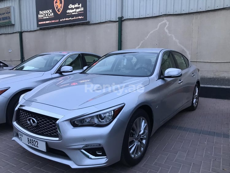 Argento Infiniti Q50 in affitto a Abu-Dhabi