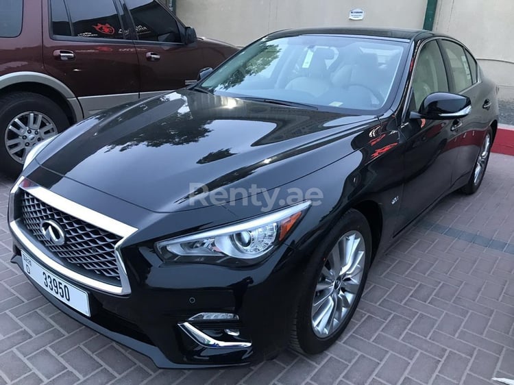 Negro Infiniti Q50 en alquiler en Abu-Dhabi