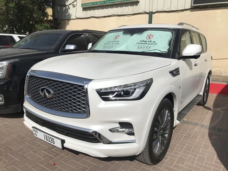 Белый Infiniti QX80 в аренду в Дубай