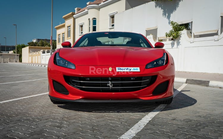 Rouge Ferrari Portofino Rosso en location à Abu-Dhabi 1