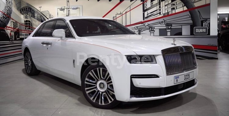 Weiß Rolls Royce Ghost zur Miete in Dubai 0