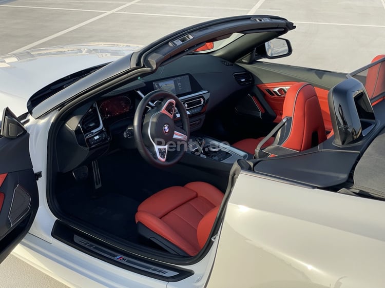 Weiß BMW Z4 zur Miete in Sharjah 2