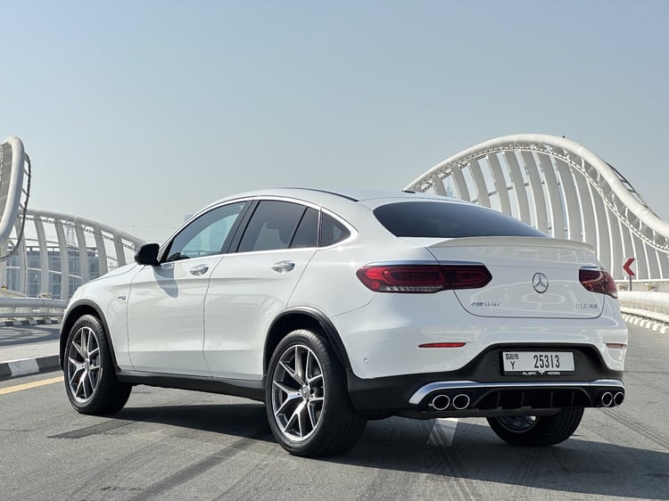 Blanc Mercedes AMG GLC 43 en location à Sharjah 0