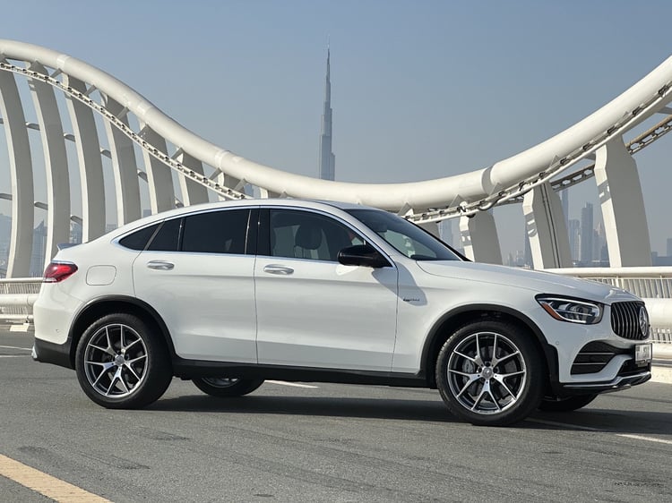 Weiß Mercedes AMG GLC 43 zur Miete in Dubai 1