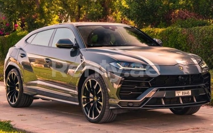 اللون الرمادي Lamborghini Urus للإيجار في دبي