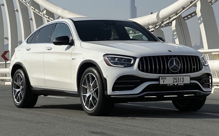 Blanc Mercedes AMG GLC 43 en location à Abu-Dhabi