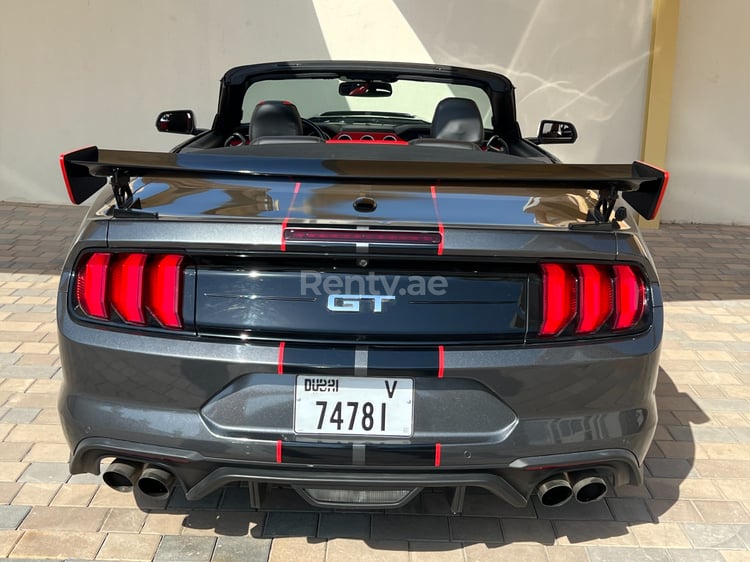 Grigio Ford Mustang 5.0l V8 GT500 SHELBY KIT in affitto a Dubai 4