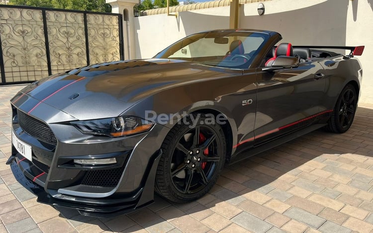 Grigio Ford Mustang 5.0l V8 GT500 SHELBY KIT in affitto a Dubai