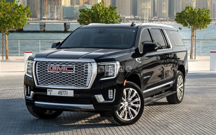 Schwarz GMC Denali zur Miete in Dubai