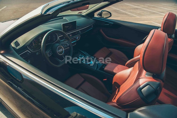 أسود Audi A5 Cabriolet للإيجار في دبي 6