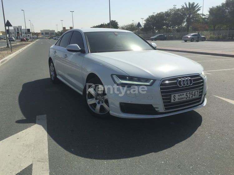 أبيض Audi A6 للإيجار في أبو ظبي 1