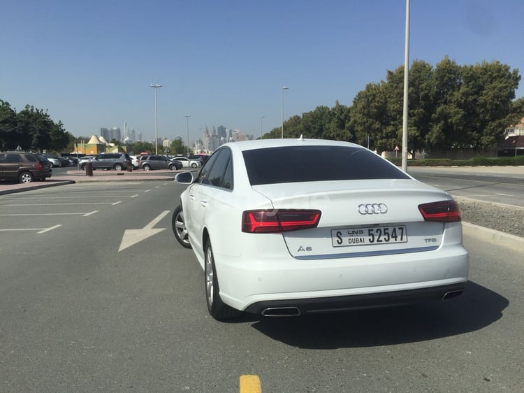 Blanco Audi A6 en alquiler en Abu-Dhabi 2