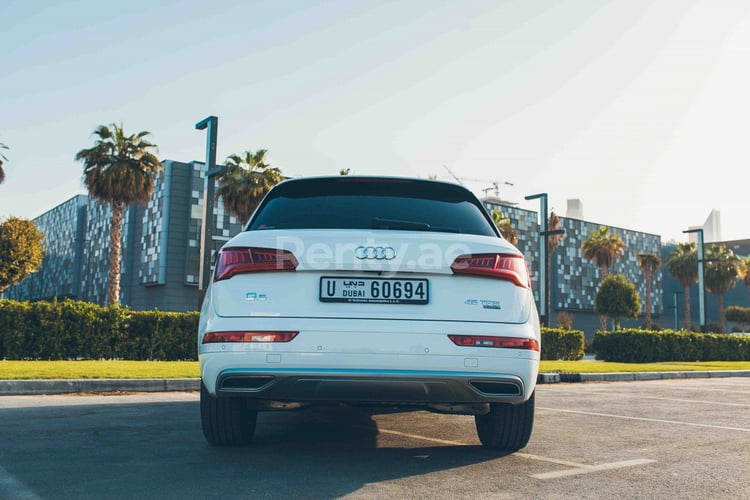 Белый Audi Q5 в аренду в Дубай 3