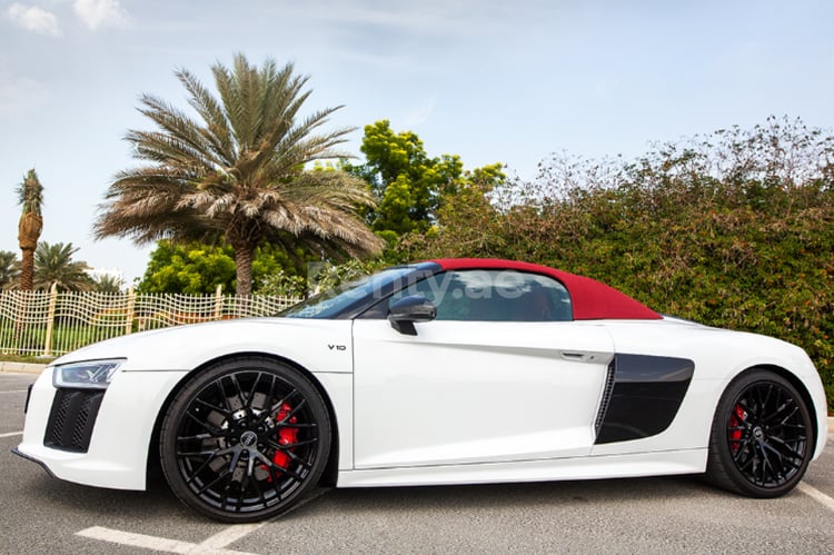 أبيض Audi R8 V10 Spyder للإيجار في دبي 2