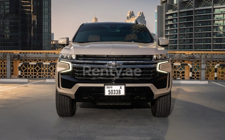 اللون البيج Chevrolet Tahoe للإيجار في دبي 0