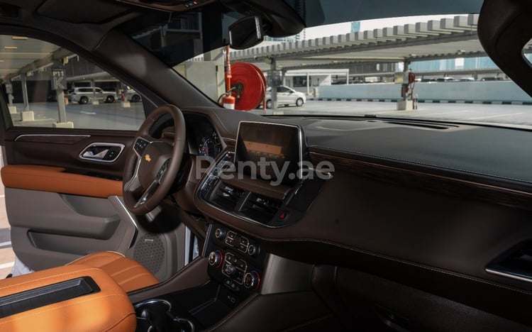 Beige Chevrolet Tahoe en location à Abu-Dhabi 3