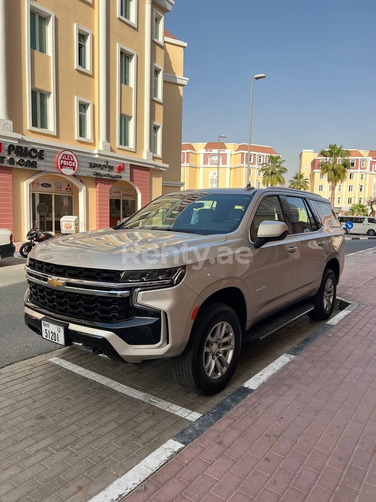 Beige Chevrolet Tahoe en alquiler en Dubai 4