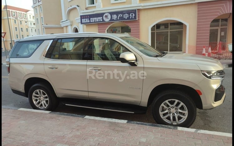 اللون البيج Chevrolet Tahoe للإيجار في دبي