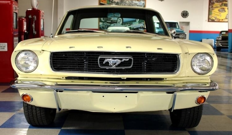 Beige Ford Mustang en location à Sharjah 1