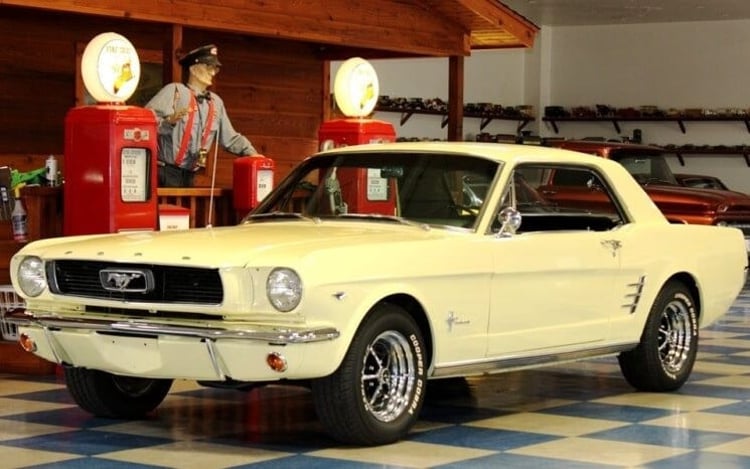 Beige Ford Mustang zur Miete in Abu-Dhabi