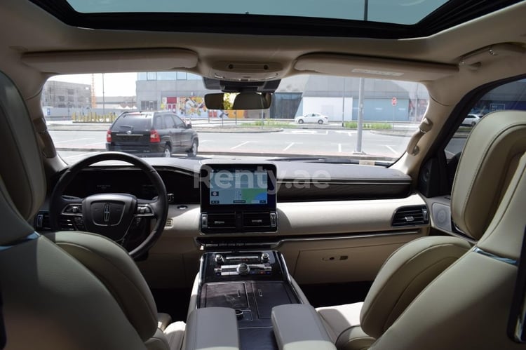 Beige Lincoln Navigator en location à Sharjah 3