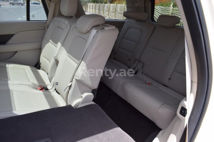 Beige Lincoln Navigator zur Miete in Dubai 4