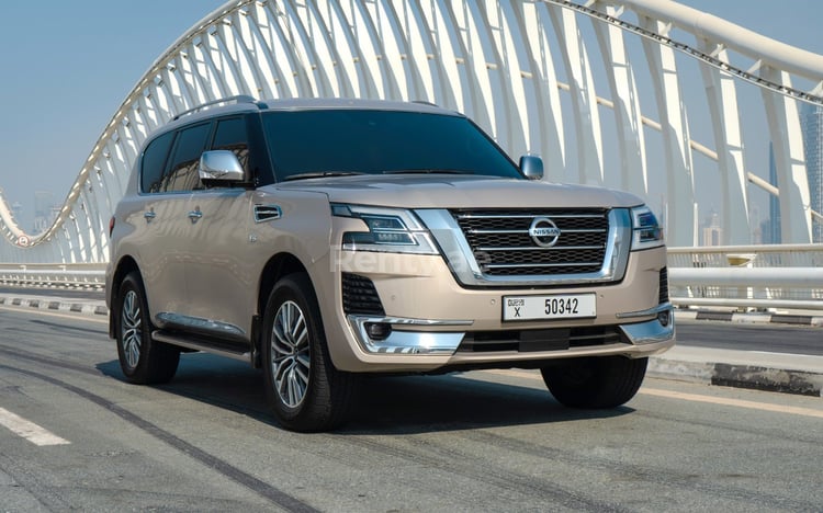 Beige Nissan Patrol V8 Platinum in affitto a Abu-Dhabi 1