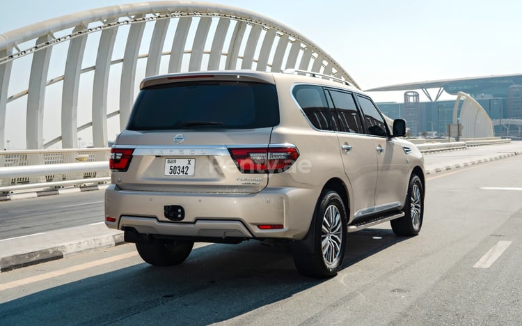 Beige Nissan Patrol V8 Platinum en location à Abu-Dhabi 5