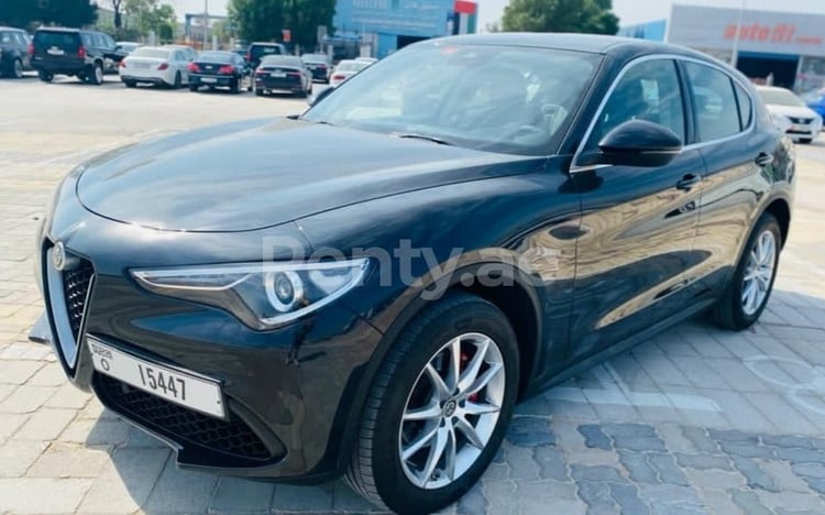 Negro Alfa Romeo Stelvio en alquiler en Dubai