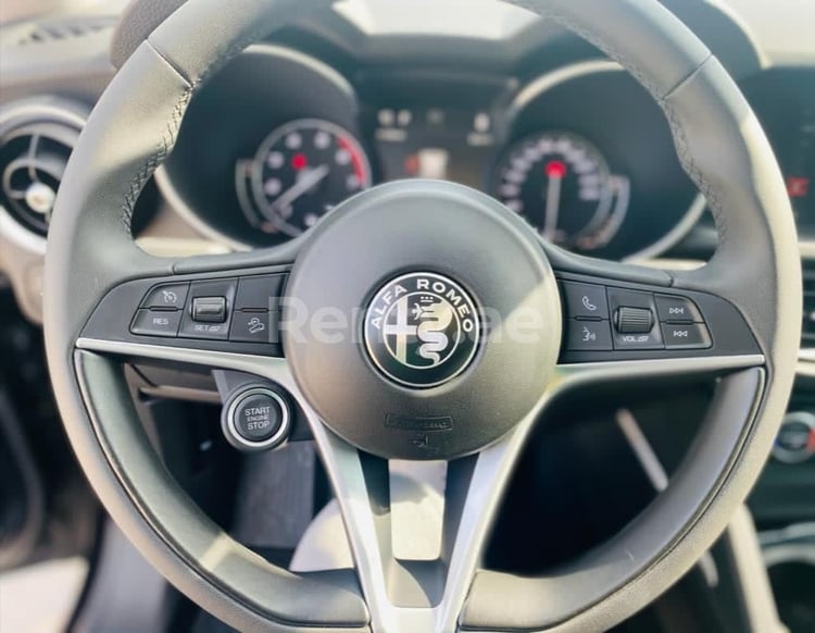 Noir Alfa Romeo Stelvio en location à Sharjah 1