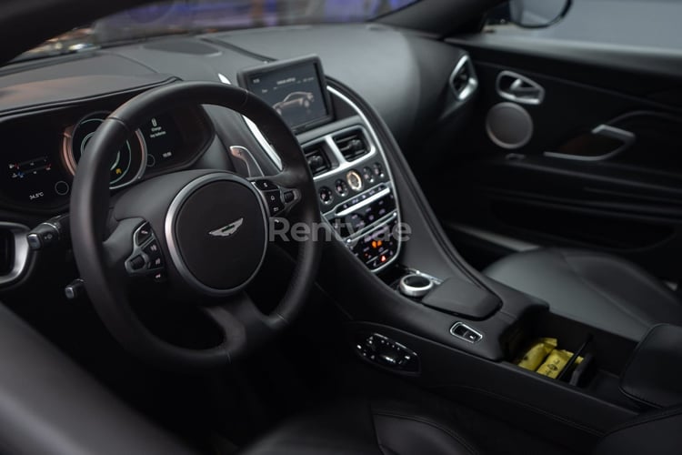 أسود Aston Martin DB11 للإيجار في دبي 1