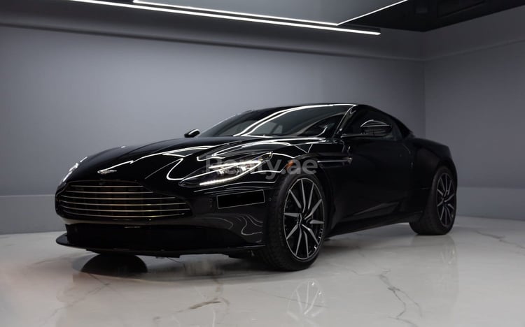 Negro Aston Martin DB11 en alquiler en Dubai