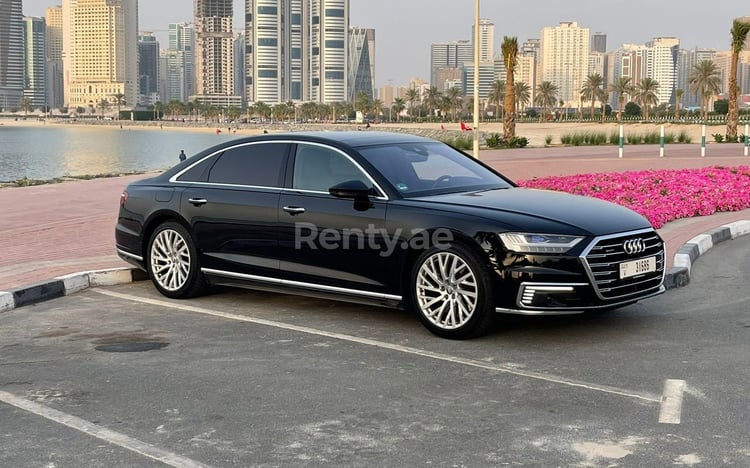 Noir Audi A8 L60 TFSI en location à Abu-Dhabi