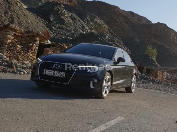 Negro Audi A3 en alquiler en Sharjah