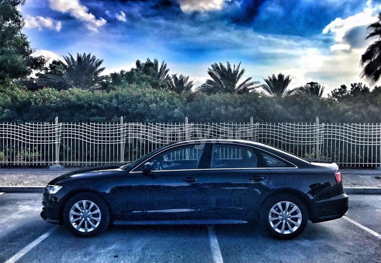 Schwarz Audi A6 zur Miete in Sharjah 2