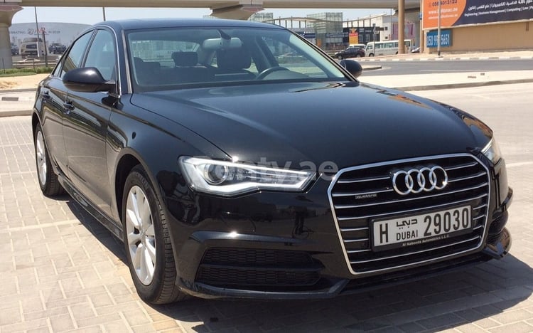 Noir Audi A6 en location à Abu-Dhabi