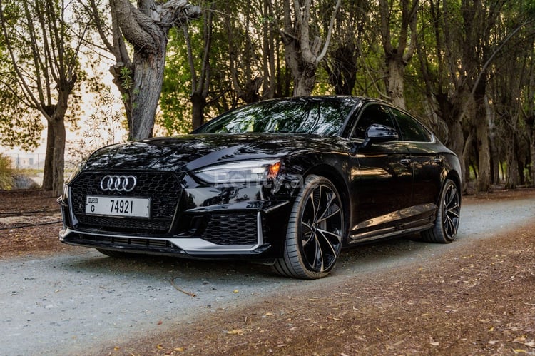 أسود Audi A5 للإيجار في الشارقة 1