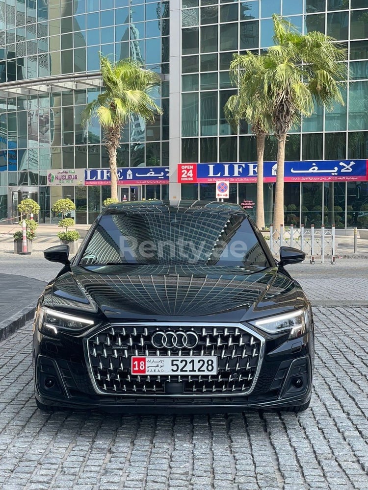 Schwarz Audi A8 zur Miete in Abu-Dhabi 0