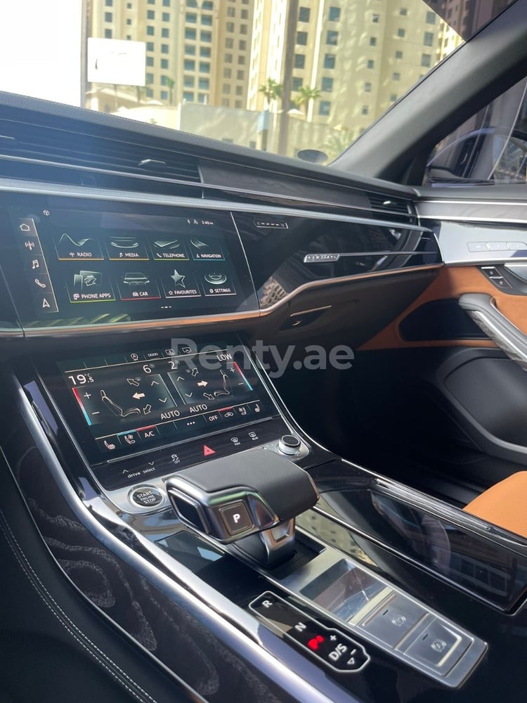 Schwarz Audi A8 zur Miete in Sharjah 3